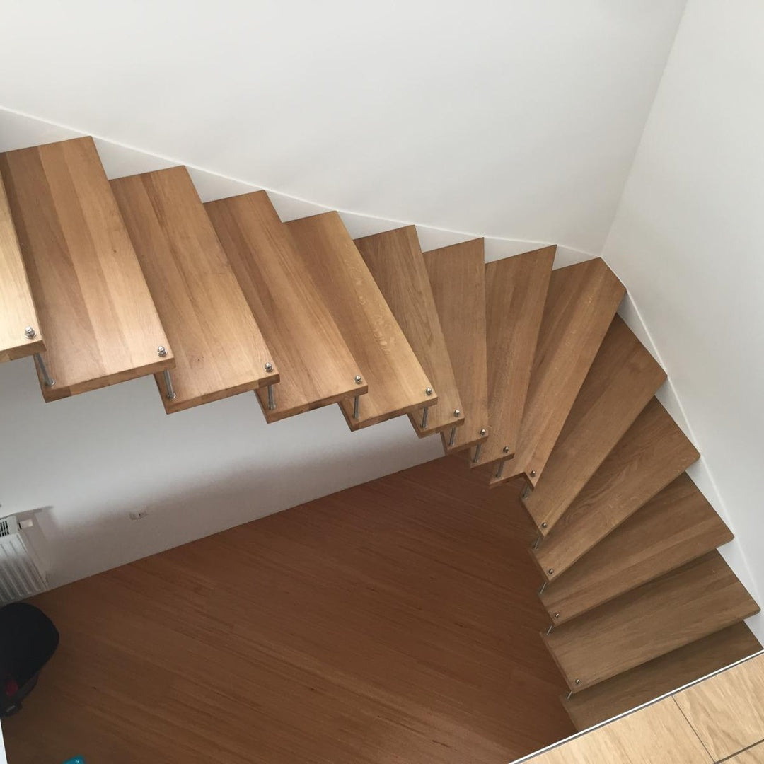 Maßgefertigte Treppe mit hochwertigem Geländer aus Metall und Holz, individuell gefertigt von Metallwerk