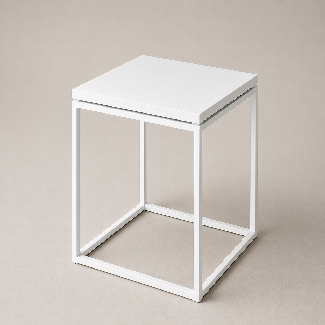 Weißer handgefertigter Metall Beistelltisch im minimalistischen Design mit pulverbeschichtetem Stahlrahmen.