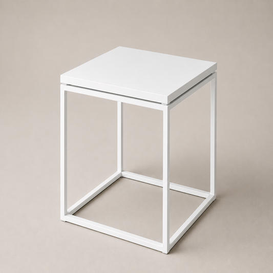 Weißer handgefertigter Metall Beistelltisch im minimalistischen Design mit pulverbeschichtetem Stahlrahmen.