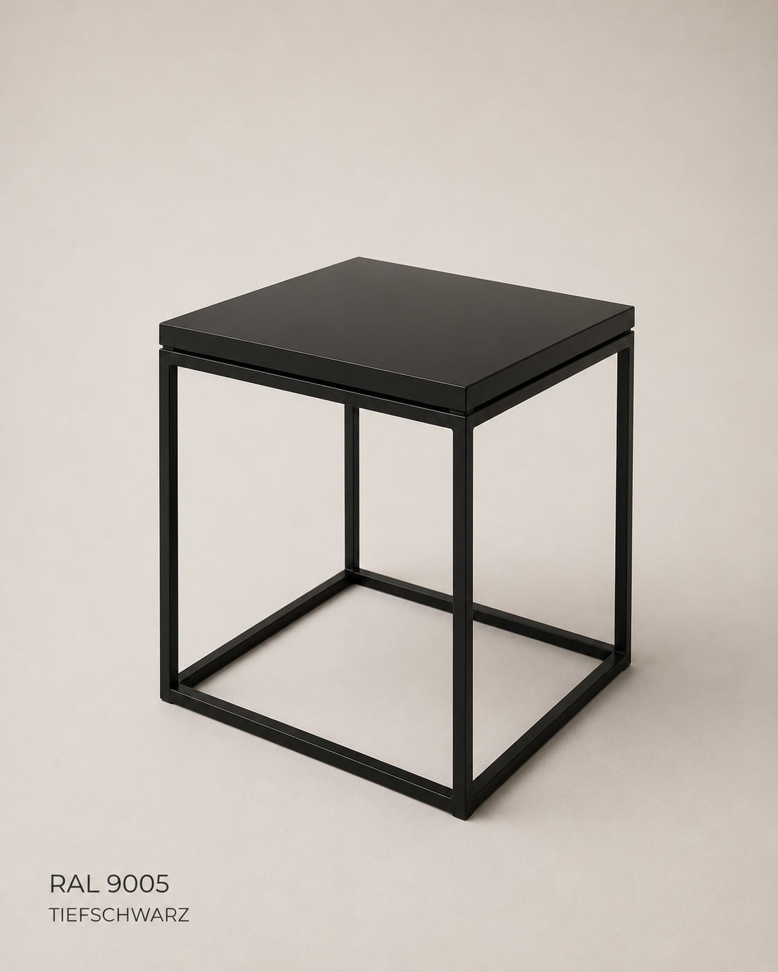 Schwarzer handgefertigter Metall Beistelltisch im minimalistischen Design mit pulverbeschichtetem Stahlrahmen.